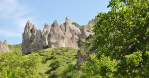 Apa Itu Kawasan Karst? Pengertian, Ciri, dan Proses Terbentuknya