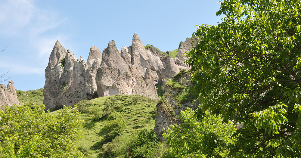 Apa Itu Kawasan Karst? Pengertian, Ciri, dan Proses Terbentuknya